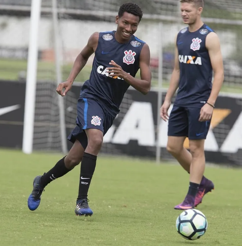 O ex-jogador do Remo acionou o Timão na Justiça. Warian em treino do Corinthians no ano de 2017 — Foto: Daniel Augusto Jr/Ag. Corinthians

