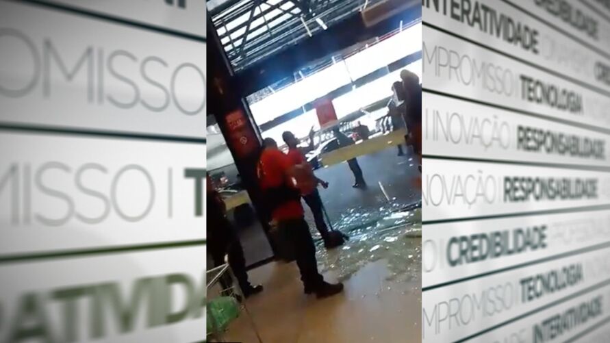 Vídeo: carro invade Supermercado Econômico e quebra vidraça