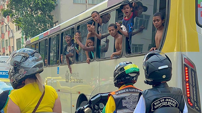 Jovens
que vaiaram motociata são revistados por PMs