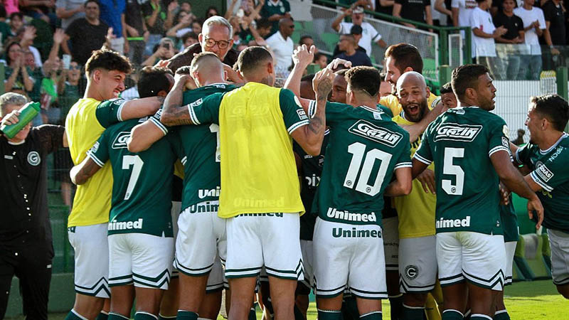 Goiás
vence o Atlético-GO e dorme na parte de cima da tabela