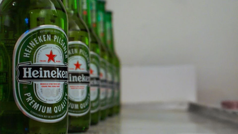 A cerveja Heineken.
Créditos: Pxfuel