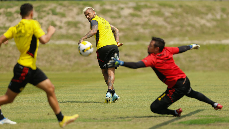 Flamengo
tenta pontuar fora de casa contra um Goiás embalado