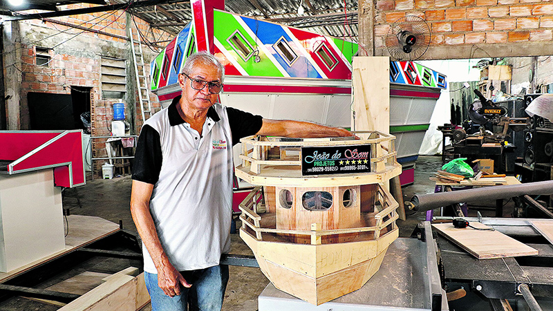 Marituba, Pará, Brasil, Caderno Cidade- João do Som (senhor de cabelos brancos) é responsavel pela fabricação de uma nave de aparelhagem pra ser usada na Festa do Rock in Rio. Toda estrutura está sendo feita em Marituba, depois de pronta será desmontada e levada pro Rio de Janeiro. Nas imagens: João do Som(cabelo branco ) […]