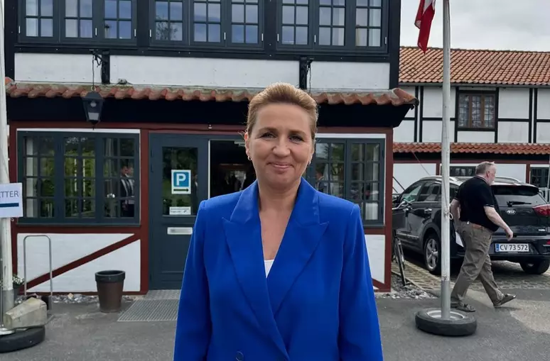 Primeira-ministra da Dinamarca é atacada no centro de Copenhague