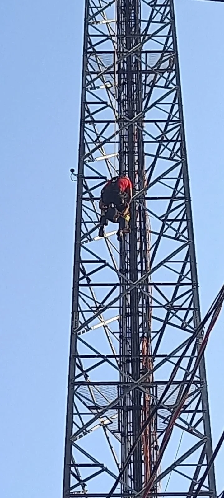 Nos altos de uma torre de uma empresa de telefonia um homem pedia socorro e logo pensou que se tratava de algum suicida que tivesse subido no local para atentar contra a própria vítima.