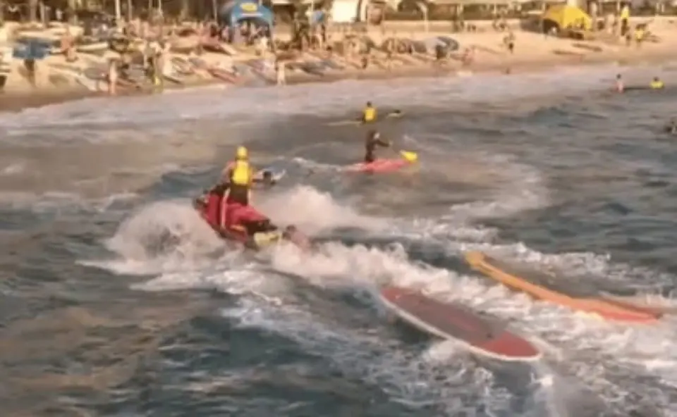 Banhistas praticavam standup paddle nas proximidades do Posto 6 quando foram arrastados pela ventania. As pessoas foram lançadas ao mar com a força da rajada de vento, que chegou a cerca de 70 km/h, conforme os Bombeiros.

