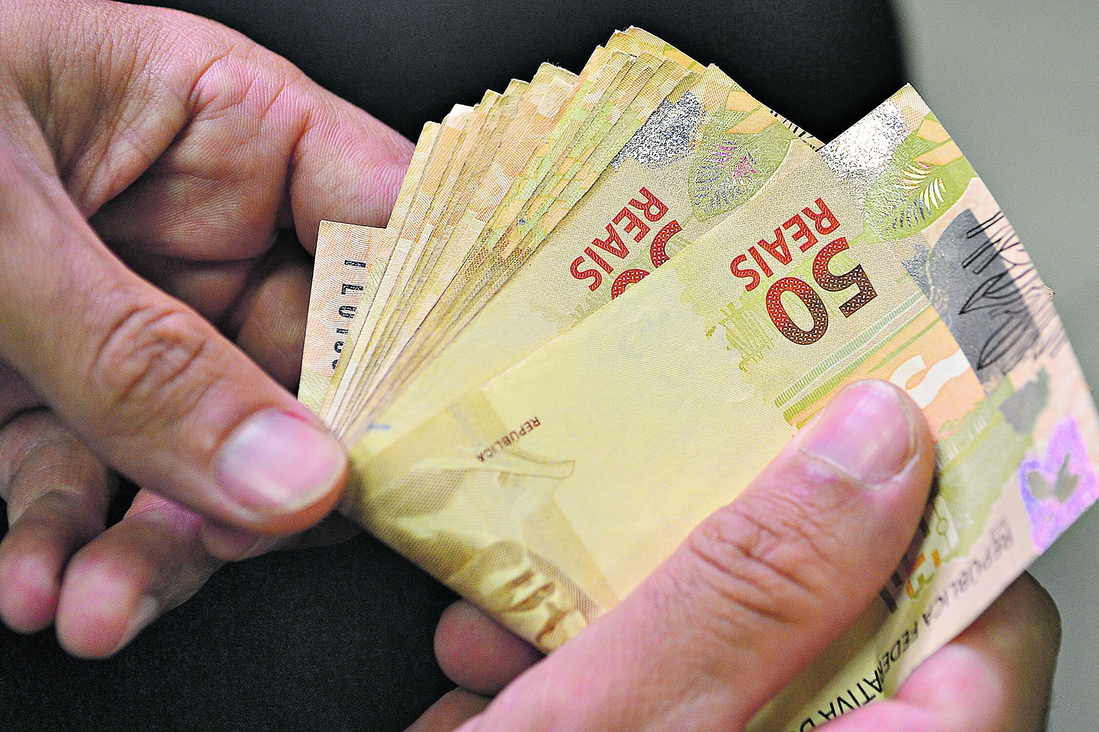 O Instituto Nacional do Seguro Social (INSS) começa a pagar, nesta terça-feira (24), os benefícios e auxílios referentes ao mês de junho.