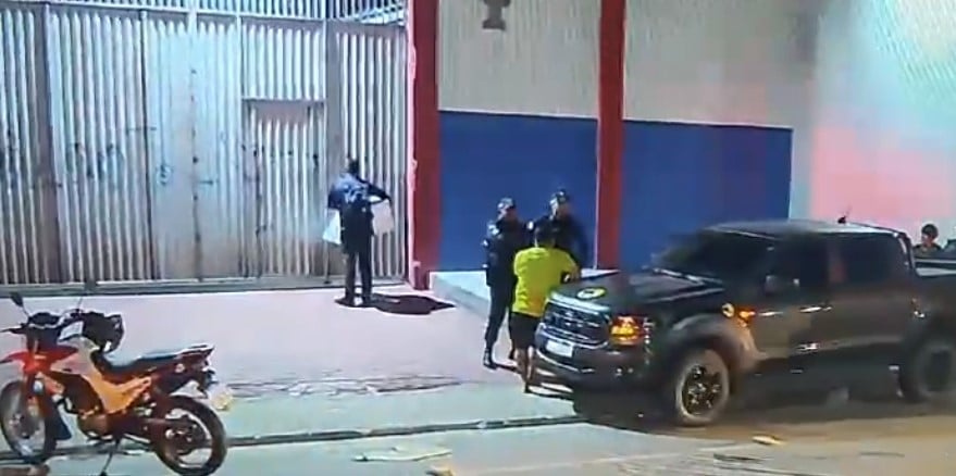 Um homem armado viu toda a cena e atirou contra os suspeitos. Um deles foi levado ao Metropolitano, mas não resistiu