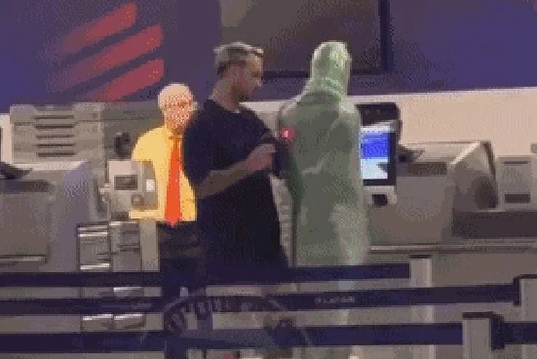 Homem se enrola em plástico e tenta se despachar no Aeroporto de Miami; vídeo