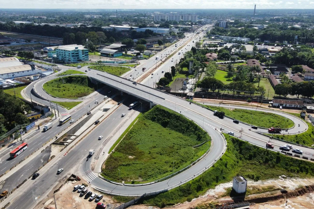 As pistas de concreto, que são os corredores exclusivos dos ônibus do BRT, estão 80% executadas e os túneis, 100% prontos.