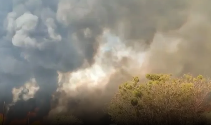 O jogo foi suspenso por causa das queimadas que atingem o interior de São Paulo. O estado tem 24 cidades com focos ativos de incêndio, segundo informou o governo na manhã deste sábado.