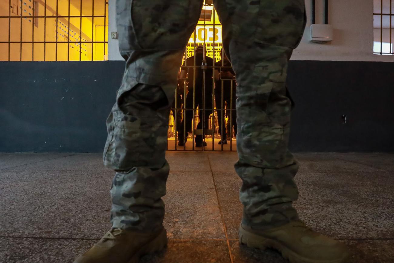 Um policial penal foi detido na última segunda-feira (5), acusado de facilitar a entrada de celulares no interior do Centro de Recuperação de Marituba