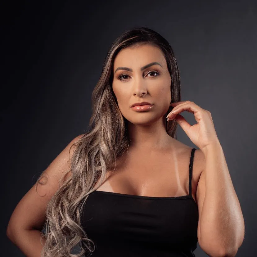 Andressa Urach, 36, e o namorado, o ator pornô Lucas Ferraz, assinaram um "contrato de namoro".