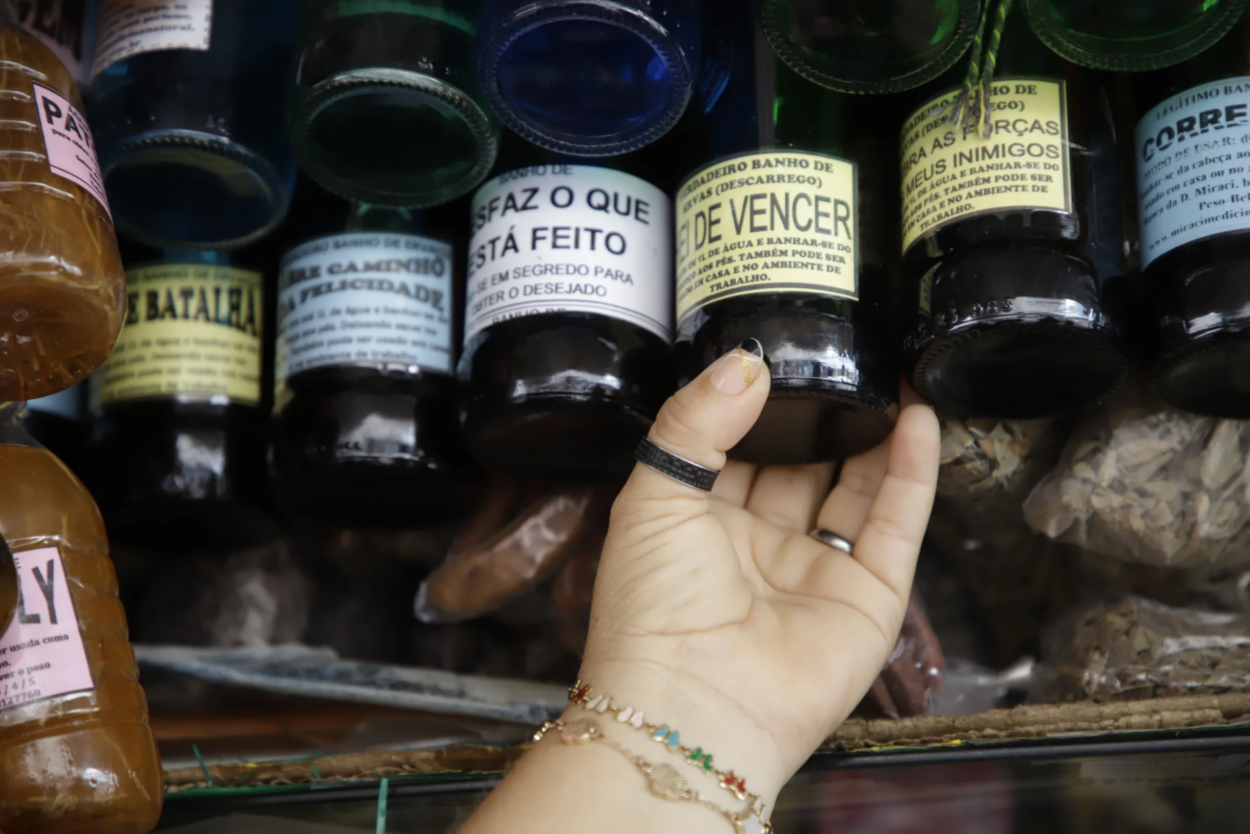 Quebra-barreira, Quebra-feitiço, Quebra-chibança, Cabi, Mucuracaá, Tira-panema, Desatrapalha, Vence tudo, Desempata, sal virgem e amoníaco são ingredientes dos banhos contra a urucubaca. Foto: Mauro Ângelo/ Diário do Pará.