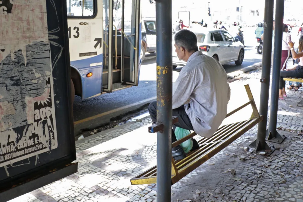 Se esperar pelo transporte coletivo já é um drama, imagine fazer isso em paradas caindo aos pedaços e sem condições de proteger contra o sol e a chuva. É um problema antigo e que parece não ter solução 
Foto Celso Rodrigues/ Diário do Pará.