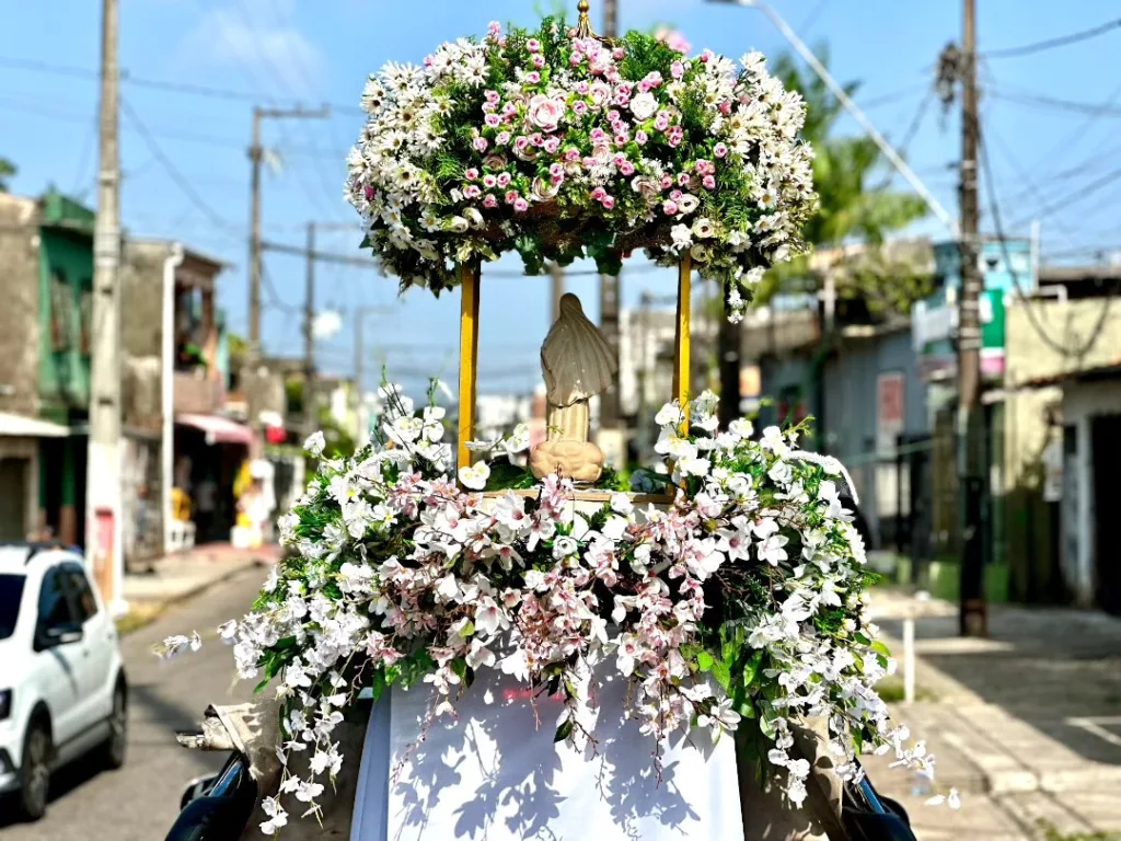 A Paróquia Nossa Senhora Rainha da Paz (Rua Ajax de Oliveira, 50) no Benguí, realiza neste domingo, 25, a primeira edição do Círio da Rainha da Paz. A Paróquia Nossa Senhora Rainha da Paz (Rua Ajax de Oliveira, 50) no Benguí, realiza neste domingo, 25, a primeira edição do Círio da Rainha da Paz.