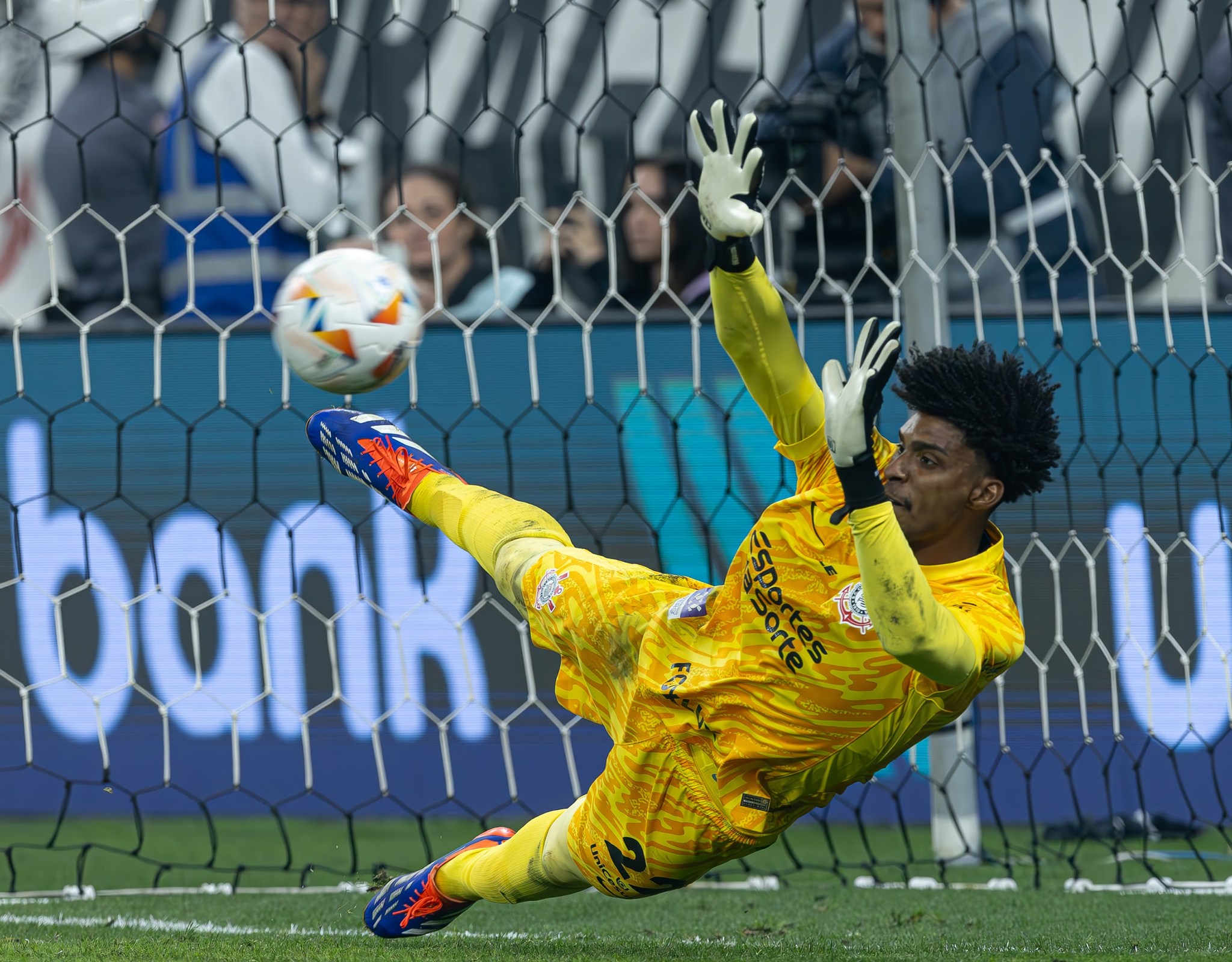 O goleiro Hugo, do Corinthians, defendeu uma cobrança de pênalti do Palmeiras, aos 28 minutos do segundo tempo, feita pelo meia Raphael Veiga,