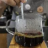 Café preto em xeque: União Europeia diz que cafeína faz mal