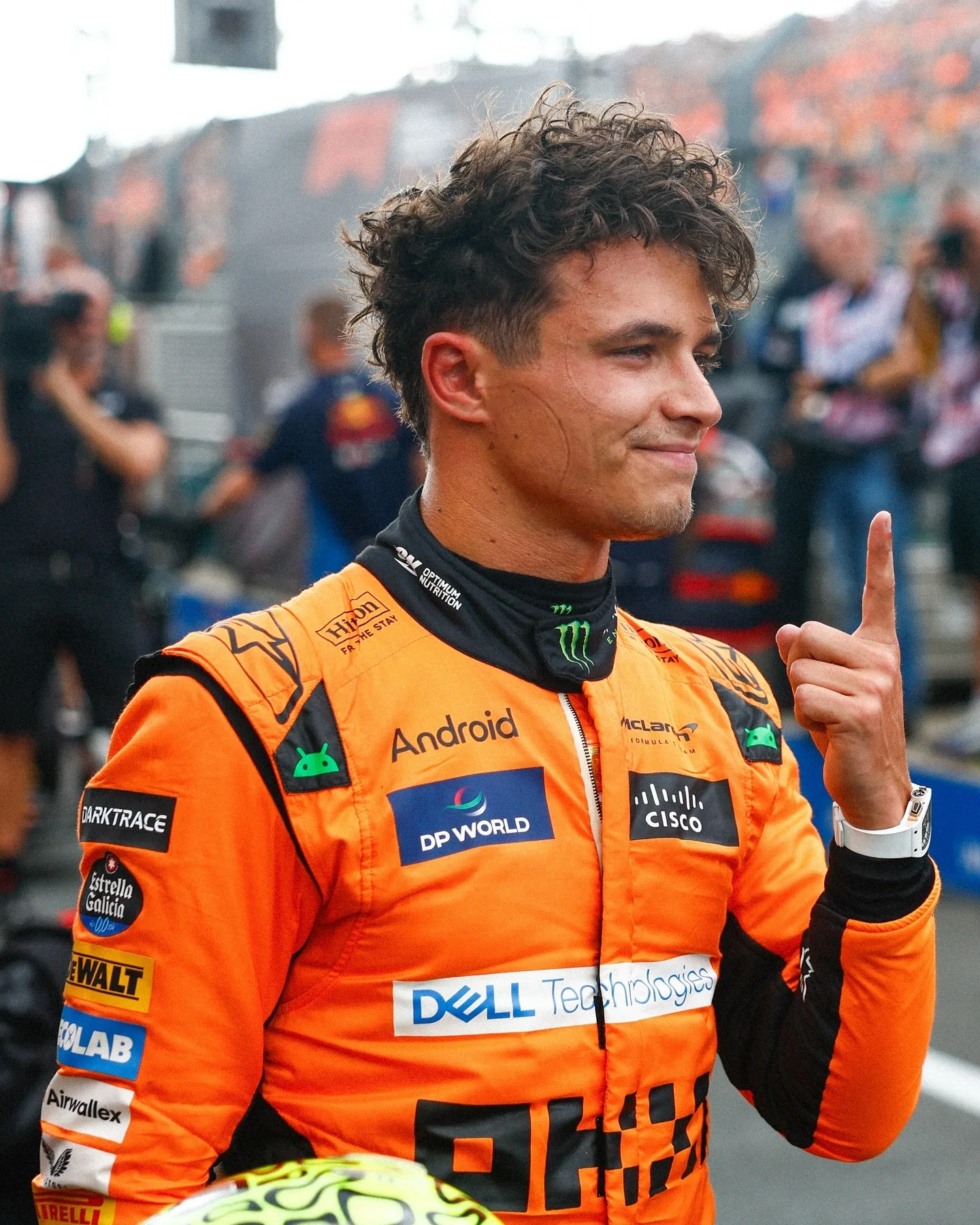 Lando Norris largou mal, foi ultrapassado por Max Verstappen logo na saída, mas se recuperou e venceu com tranquilidade o Grande Prêmio da Holanda de Fórmula 1, neste domingo (25).