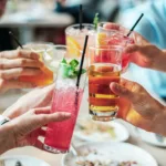 Mesmo quem costuma sair para restaurantes, bares e festas pode ter dúvidas se a cobrança de taxas comuns no dia a dia está ou não de acordo com o direito dos consumidores.