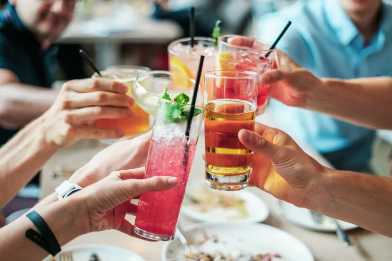 Mesmo quem costuma sair para restaurantes, bares e festas pode ter dúvidas se a cobrança de taxas comuns no dia a dia está ou não de acordo com o direito dos consumidores.