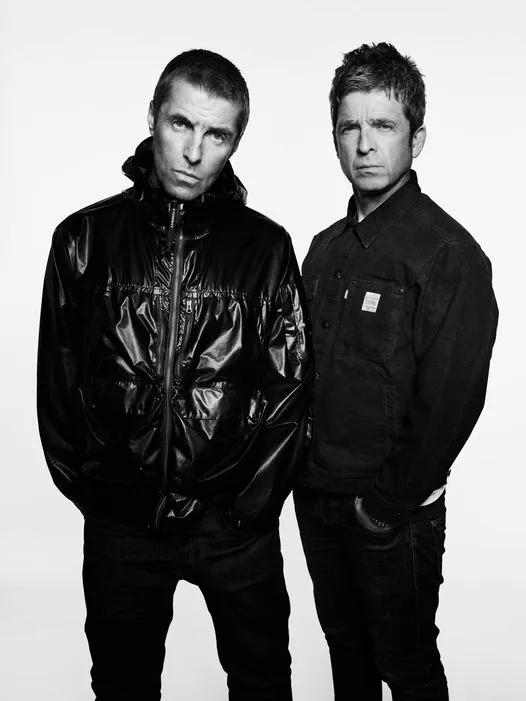 A banda britânica Oasis, dos irmãos Liam Gallagher e Noel Gallagher, anunciou oficialmente na madrugada desta terça-feira (27) a volta aos palcos