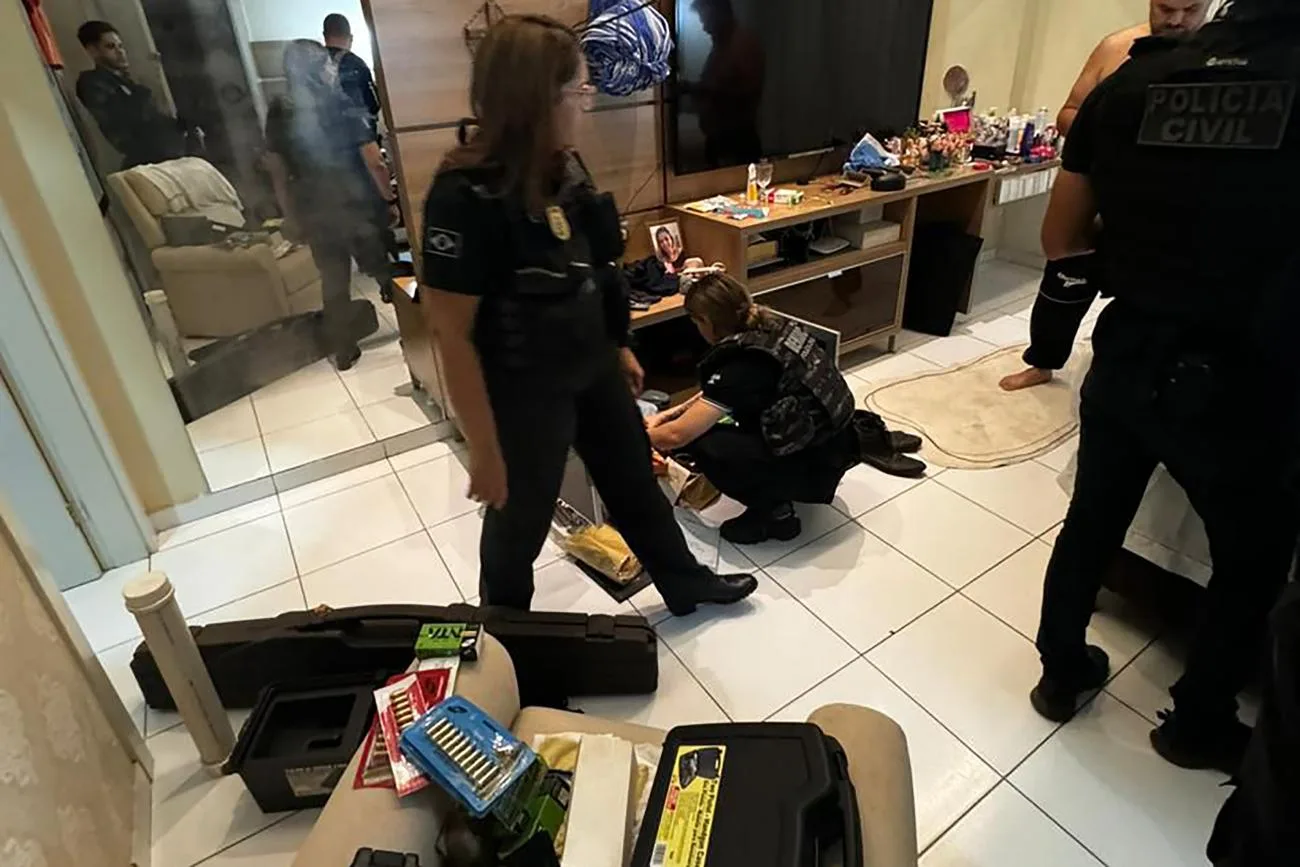 Integração - O trabalho policial contou com a participação de policiais civis de Ananindeua, Marituba, Pacajá, Anapu, Altamira e Santarém no Pará e de Imperatriz (MA). Equipes da Força Integrada de Combate ao Crime Organizado (Ficco/PA) também atuaram em conjunto. As investigações iniciaram após a apreensão de aproximadamente 5 mil munições, em março deste ano, no município de Breu Branco, no sudeste do Pará Foto: Ascom / PC Diante desse fato, foi representado pelas buscas e apreensões nas lojas e residências dos investigados, que foram cumpridas na data de hoje, com apreensão de mais de 35 mil munições, mais de 40 armas, além de celulares e outros aparelhos eletrônicos para subsidiar a continuidade das investigações. A operação contou com apoio também da Delegacia de Homicídios de Tucuruí, Núcleo de Inteligência Policial (NIP), Divisão Estadual de Narcóticos (Denarc), Diretoria de Polícia Metropolitana (DPM), Delegacias de Pacajá e Novo Repartimento, além da Corregedoria da Polícia Militar. As investigações continuam.