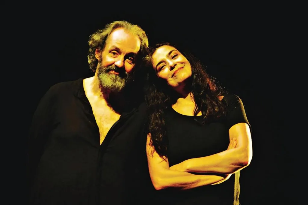 No cenário da Guerra de Tróia, Letícia Sabatella e Daniel Dantas retratam conflitos internos e motivações presentes na obra de Homero. No cenário da Guerra de Tróia, Letícia Sabatella e Daniel Dantas retratam conflitos internos e motivações presentes na obra de Homero.