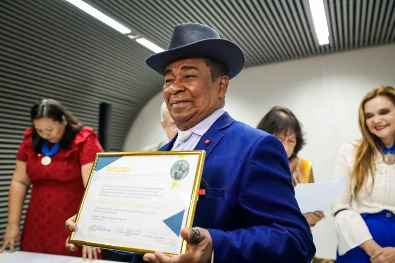 Em alusão ao Dia do Folclore, Pinduca recebe medalha “Barão de Marajó”