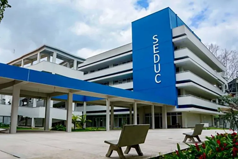 A ação mobiliza e incentiva as escolas públicas a se inscreverem para participar do Programa Dinheiro Direto na Escola (PDDE) Escolas Sustentáveis