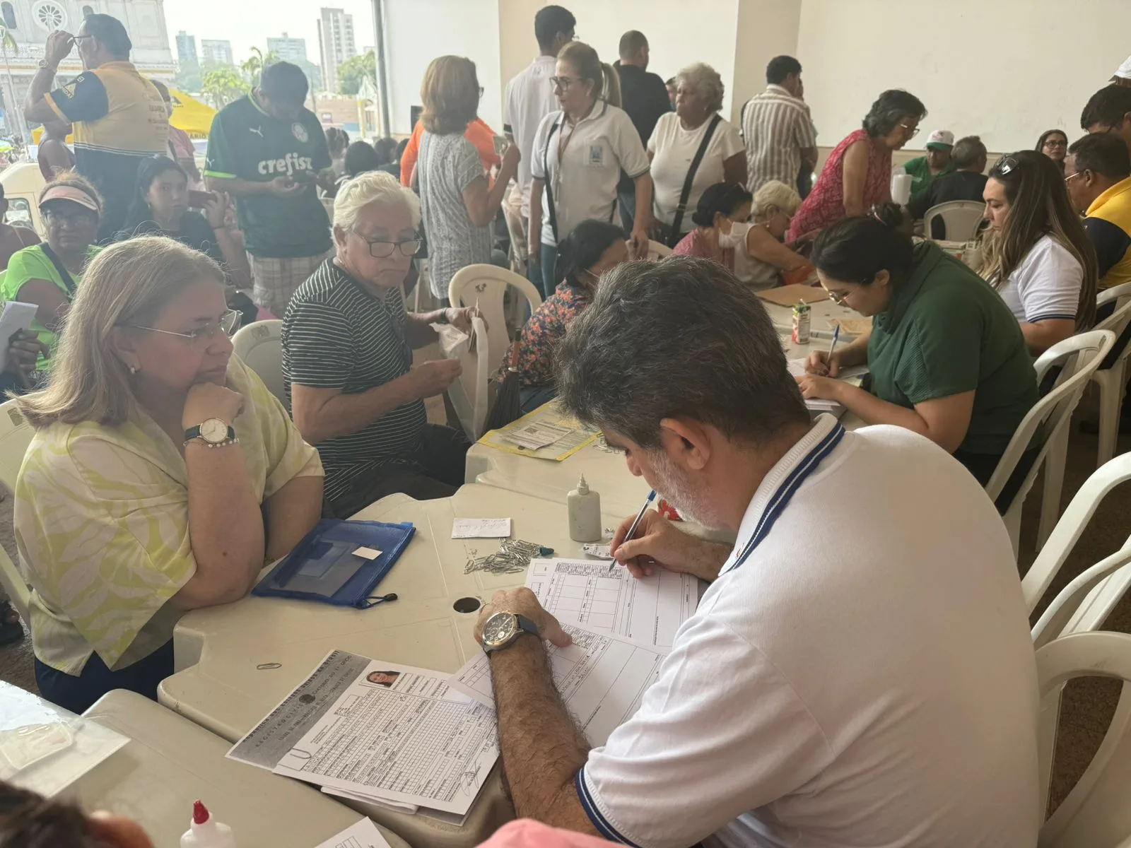 centenas de pessoas se reuniram na Praça Santuário, em Nazaré, em buscas dos serviços de emissão de documentos, atendimentos médico e odontológico, feira de adoção de pets, em parceria com o abrigo Au Family, e aconselhamento espiritual.