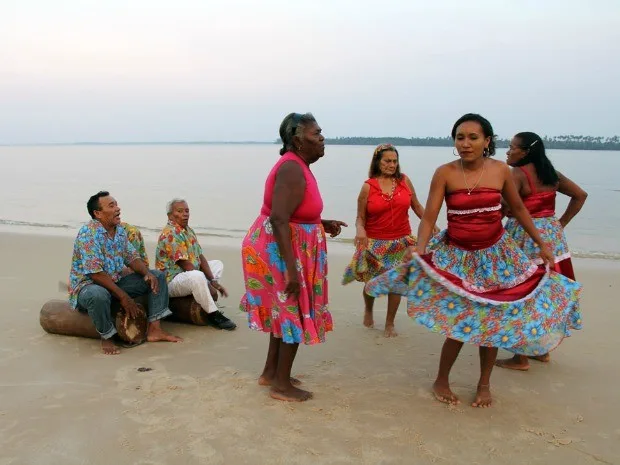 O nome Samba de Cacete se deve ao Instrumento usado para dar marcação à música, os cacetes, dois pedaços de pau que são batidos no curimbó, cadenciando o ritmo