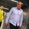 Após jogo na Bolívia, o técnico do Flamengo, Tite, de 63 anos, passou mal ao retornar para o Rio de Janeiro e foi internado no Hospital Copa Star,