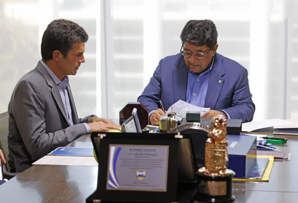 Helder Barbalho e Ednaldo Rodrigues no momento da assinatura da candidatura Créditos: Rafael Ribeiro/CBF