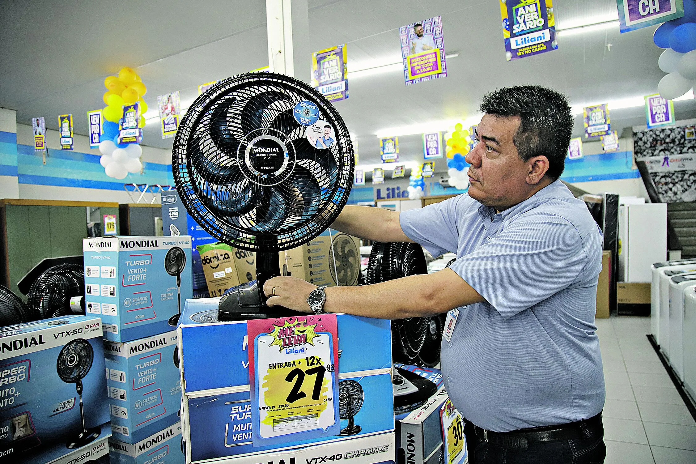 Em lojas do centro comercial de Belém, o estoque desses produtos chegou a esgotar. Vendas de aparelhos de ar-condicionado também aumentaram