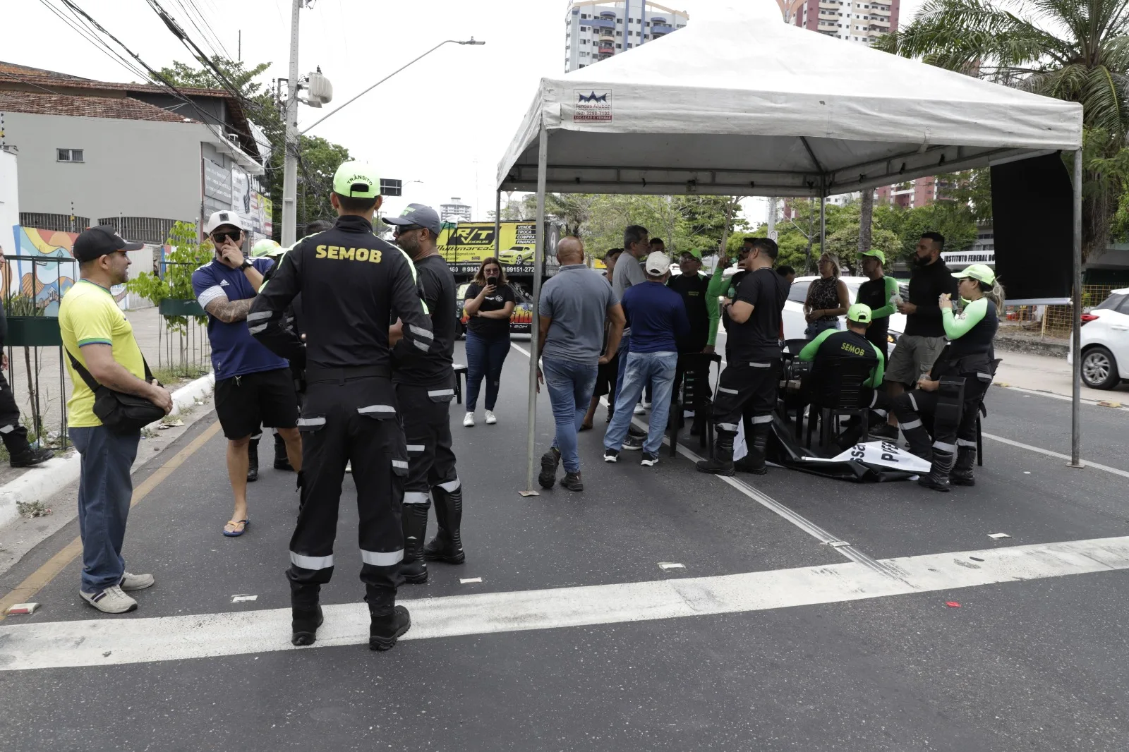 Os manifestantes exigem uma reunião com representantes da secretaria e da superintendência para discutir suas reivindicações. Foto: Mauro Ângelo/Diário do Pará