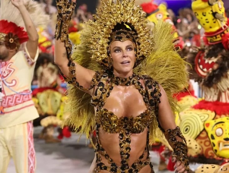 Paolla Oliveira anuncia saída da Grande Rio após sete anos como rainha de bateria. Conheça os motivos dessa decisão emocionante.