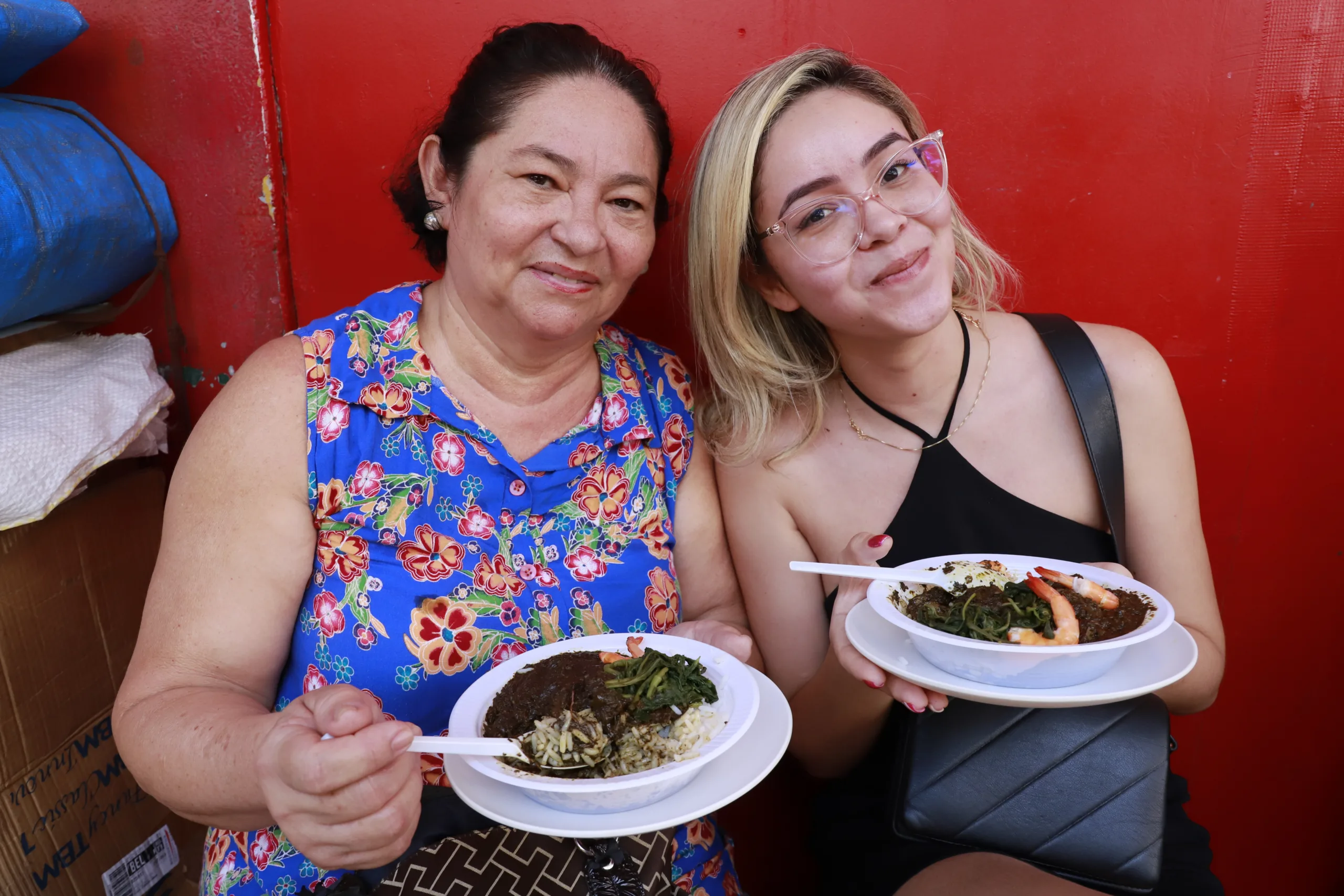 Socorro Maciel e Yasmin Guimarães 
 não abrem mão da maniçoba nas datas festivas Foto: Mauro Ângelo 