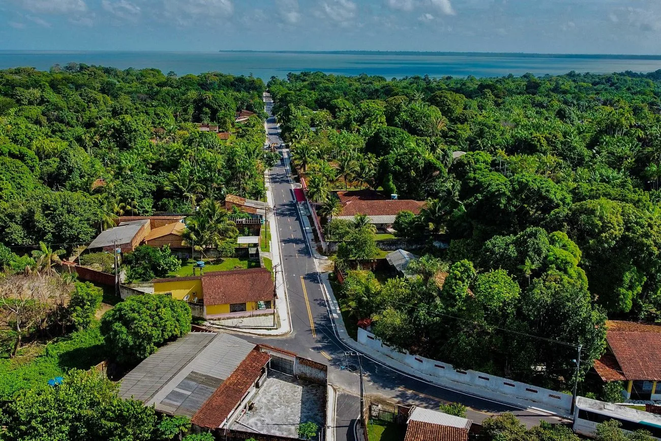 O processo de expansão urbana na Ilha de Mosqueiro segue uma dinâmica constante, com edificações sendo inseridas nas áreas que, anteriormente, eram ocupadas por vegetações e áreas descobertas de solo exposto. Foto: Wellyngton Coelho / Ag.Pará