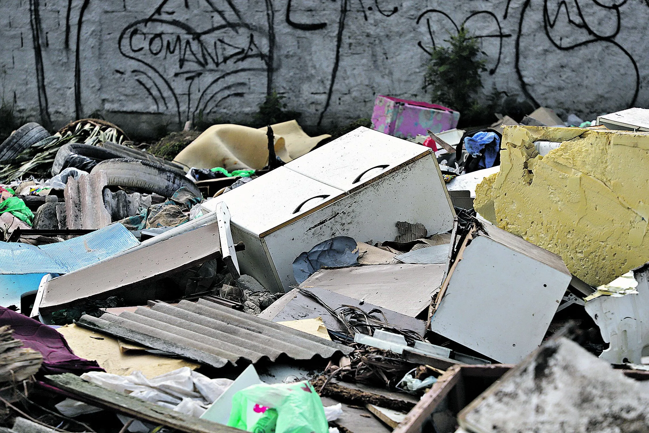 Em um trecho da avenida Rio Amazonas, no bairro do Paar, a falta de uma coleta eficiente do lixo ali depositado provoca reclamações de quem passa por aquela região, sobretudo em função do mau cheiro Foto: Wagner Almeida / Doário do Pará.