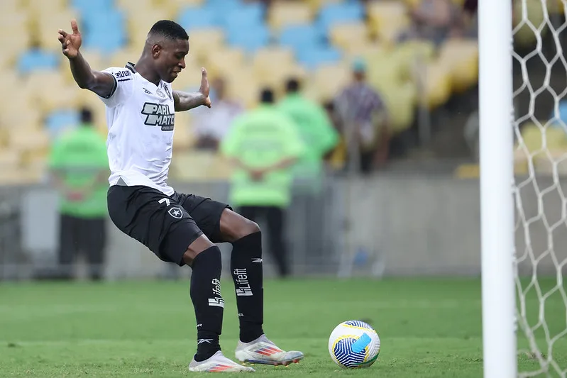 Luiz Henrique marcou no fim do jogo após vacilo de Felipe Melo, fez valer a lei do ex e decidiu a vitória por 1 a 0 do Botafogo sobre o Fluminense, neste sábado (21), no Maracanã  Foto: Vitor Silva/Botafogo.