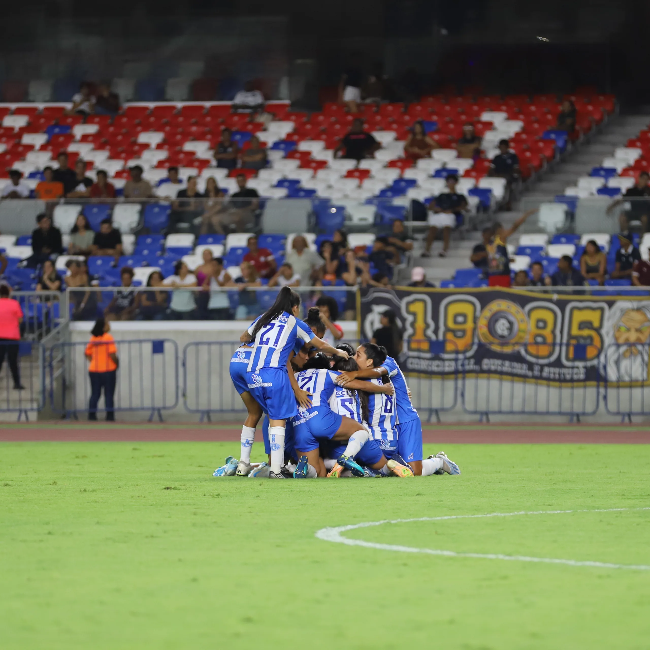 As bicolores garantiram a taça ao vencer as arquirrivais no Mangueirão - Foto: Matheus Vieira/PSC