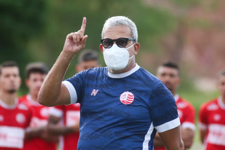 Demitido pelo Paysandu e livre no mercado, o técnico Hélio dos Anjos pode assumir um clube do Nordeste que foi eliminado na primeira fase da Série C deste ano. Foto: Tiago Caldas/CNC