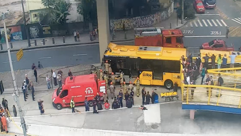 De acordo com o Corpo de Bombeiros do Rio, o motorista do veículo e ao menos cinco passageiros sofreram ferimentos graves. 