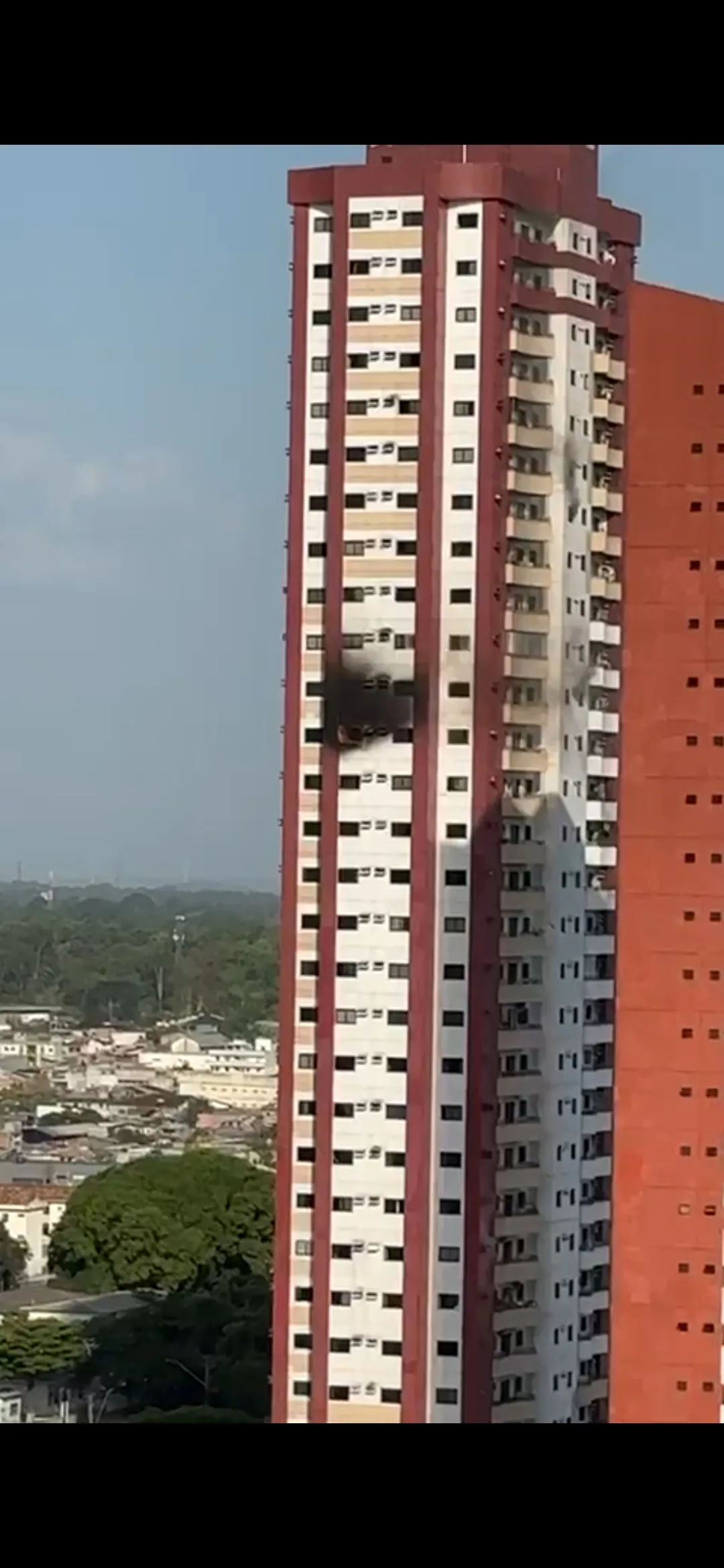 Apartamento pega fogo em Belém; bombeiros são acionados