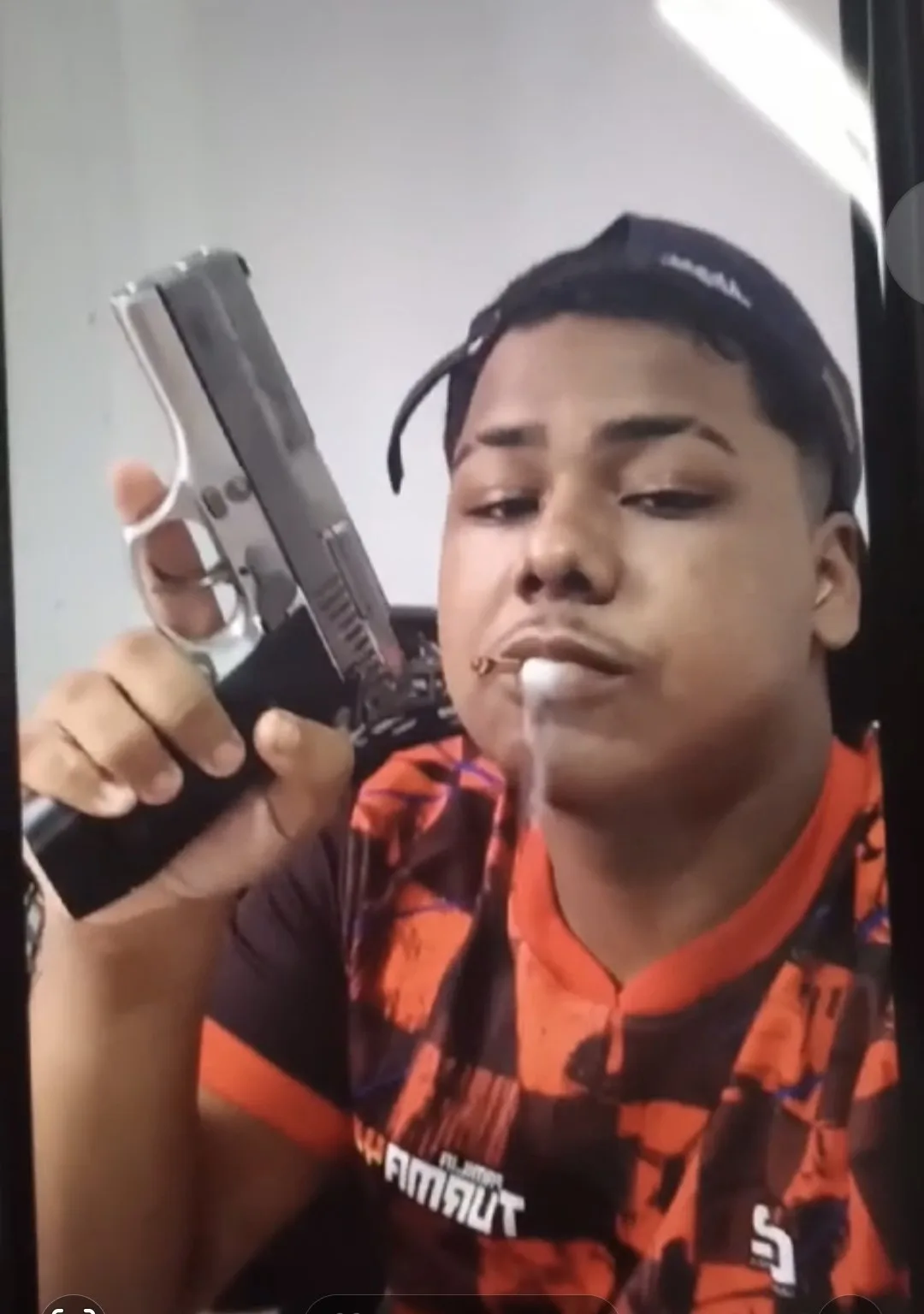 Dois suspeitos que costumavam se exibir em redes sociais portando armas de fogo acabaram confrontando no bairro do Guamá com policiais militares