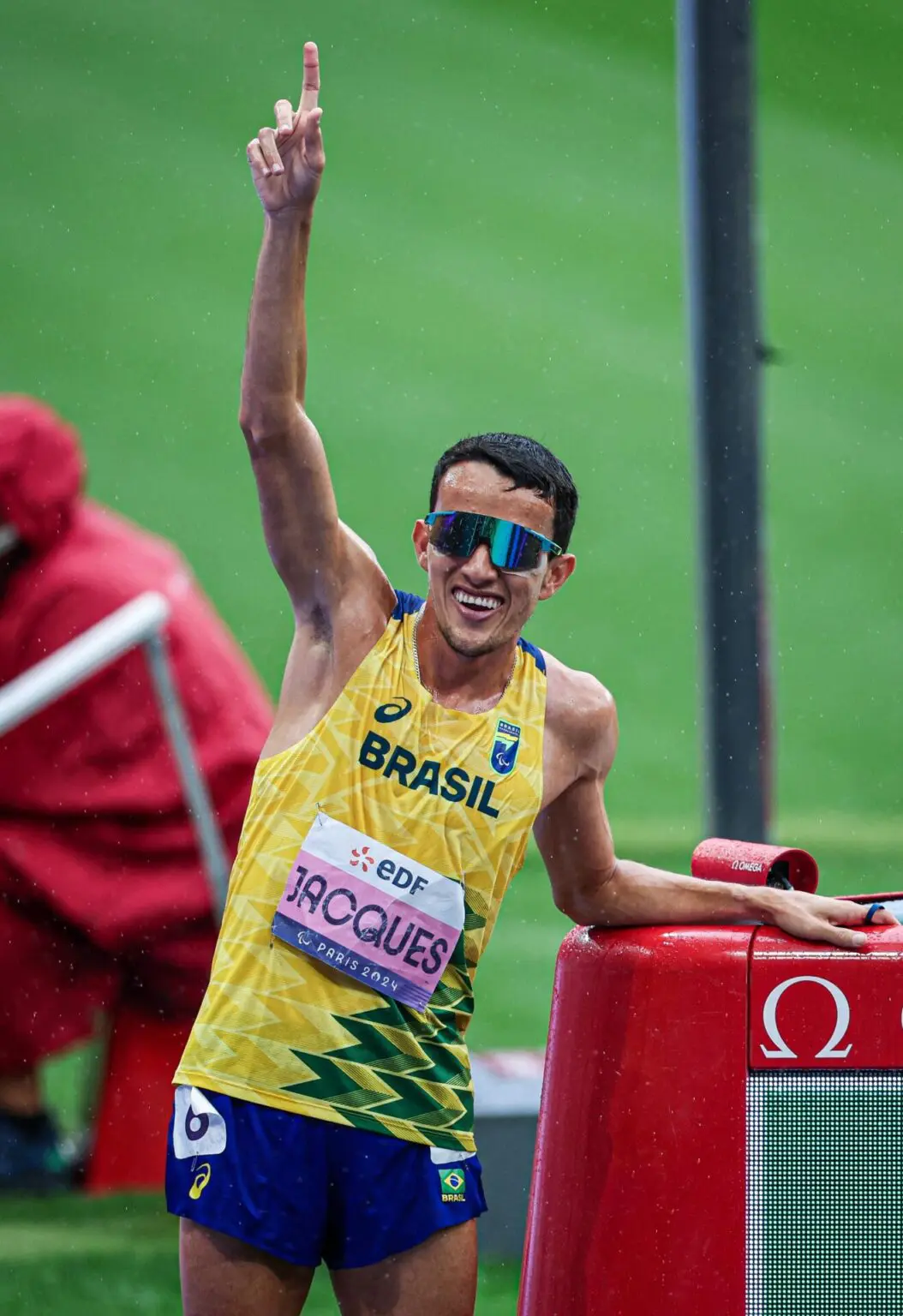 Yeltsin Jacques comemora ouro nos 1500m nos Jogos de Paris. Foto: Wander Roberto/CPB