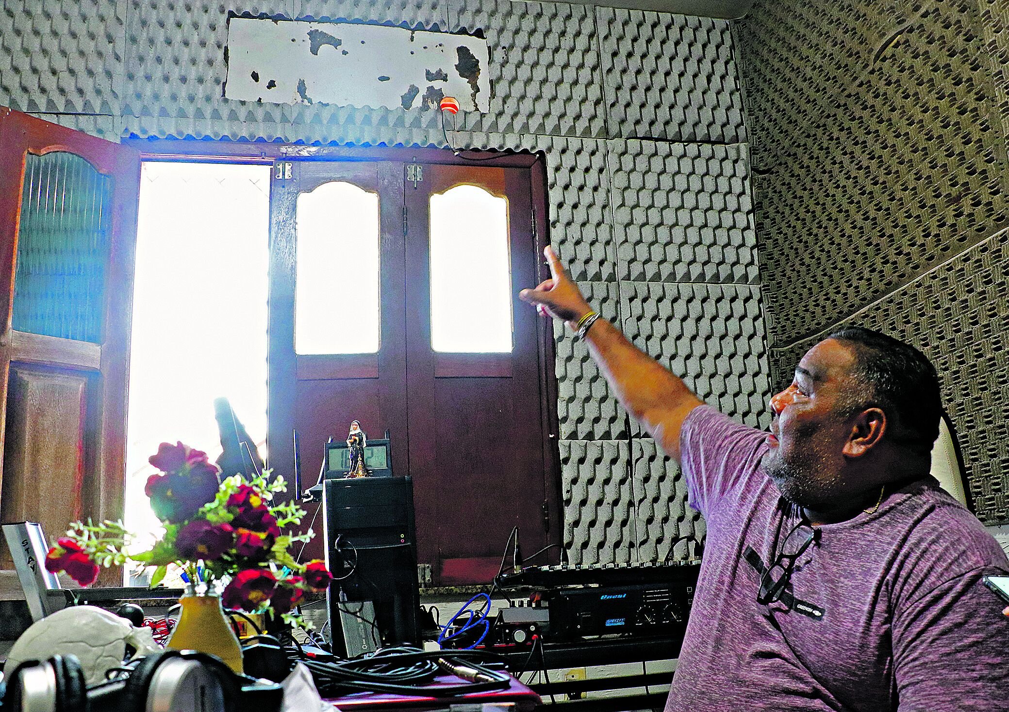 l O produtor musical Luiz Carlos Ribeiro, 51, enfrenta um cenário desafiador. Após retirar a central de ar, sua conta de luz, que já chegou a R$1200, caiu para cerca de R$677,70, mas ainda é um valor alto considerando a utilização e renda