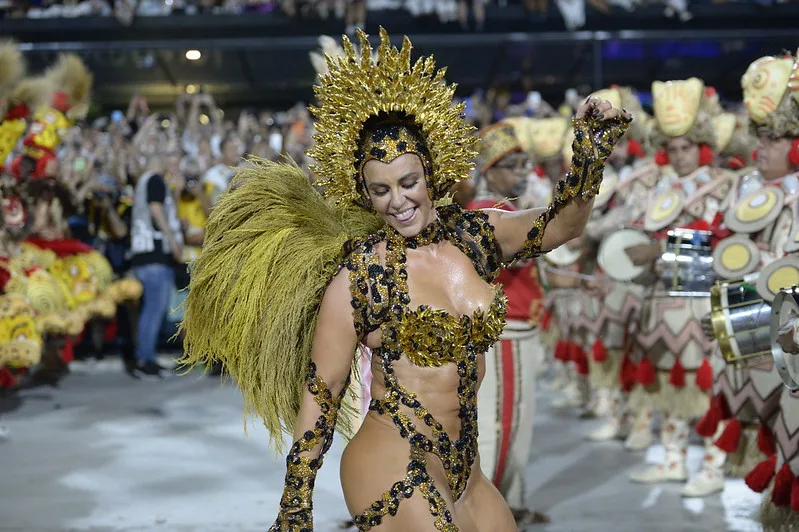 Toda a imensa delegação da escola de Samba Grande Rio, incluindo Paola Oliveira, chega a Belém nesta madrugada de sexta Grande Rio - Foto: Alex Ferro | Riotur

