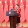 A ex-presidente Dilma Rousseff recebeu neste domingo (29) a Medalha da Amizade da China, maior honraria concedida pelo governo do país a um estrangeiro